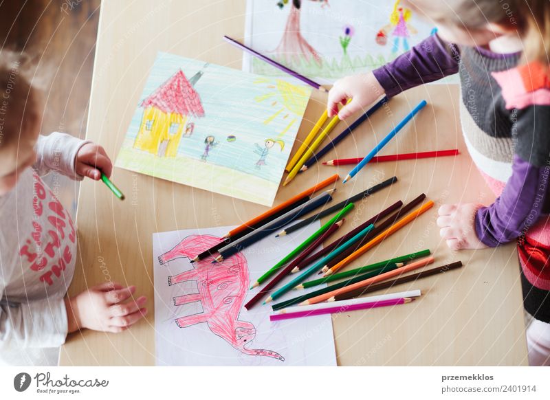 Kleine Mädchen, die die bunten Bilder zeichnen. Lifestyle Freude Glück Handarbeit Tisch Kindergarten Schule Handwerk Mensch Familie & Verwandtschaft Kindheit 2