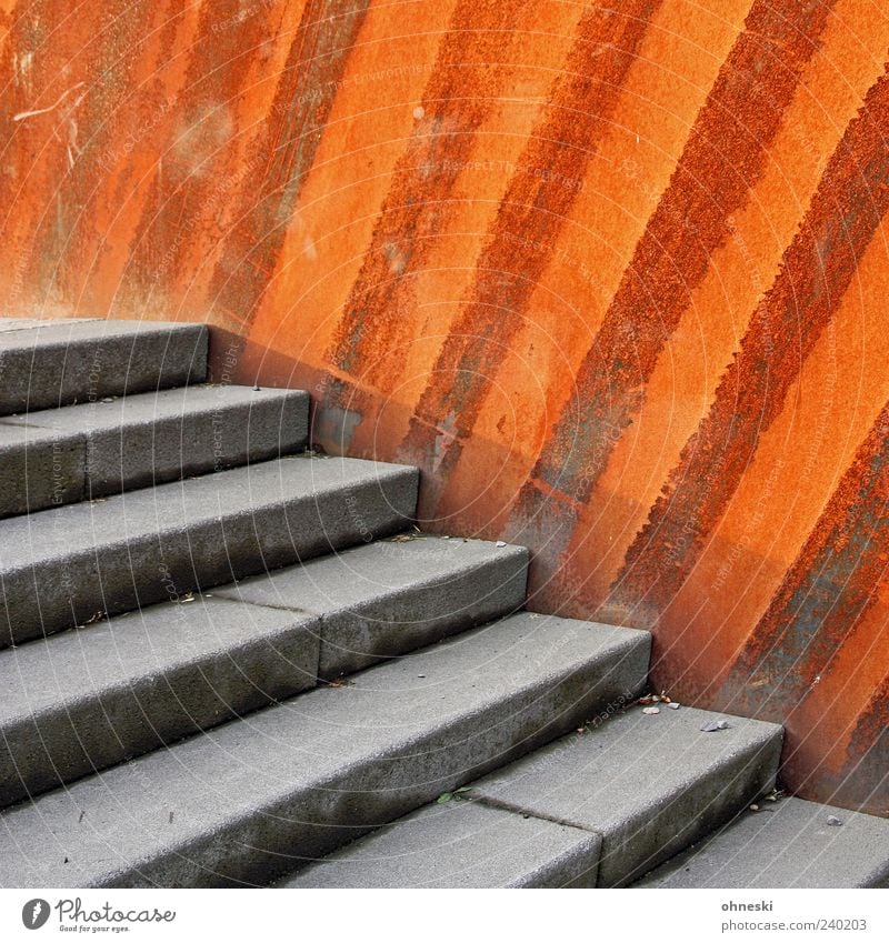 Treppe vor Rost Mauer Wand Beton Metall Stahl Linie Streifen alt Verfall Farbfoto Außenaufnahme Muster Strukturen & Formen Menschenleer Textfreiraum oben