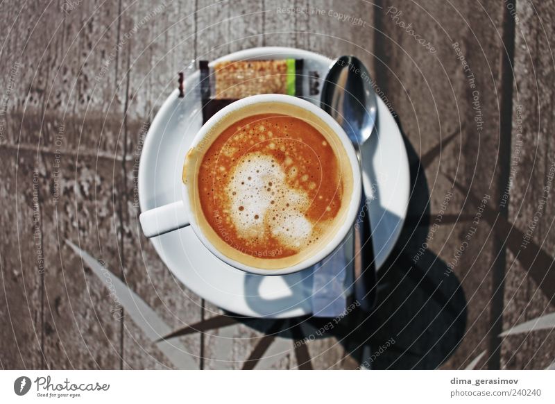Tasse Kaffee Frühstück Getränk trinken Heißgetränk Latte Macchiato Espresso Becher Löffel Rauchen Frankreich braun Farbfoto Außenaufnahme Morgen Kontrast