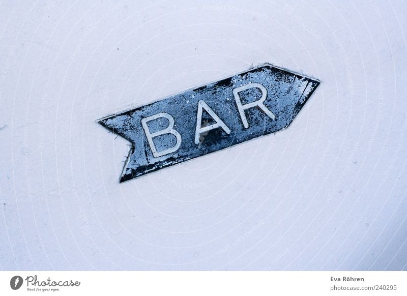 Der Weg zur Bar Cocktailbar Strandbar Gastronomie Fassade Beton Schilder & Markierungen Pfeil hell weiß Typographie richtungweisend Schriftzeichen aufwärts