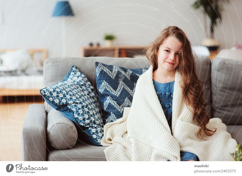 süßes kleines Kind Mädchen entspannt zu Hause Tee Glück Krankheit Erholung Winter Wohnzimmer Wärme genießen Lächeln sitzen heiß modern natürlich Tradition