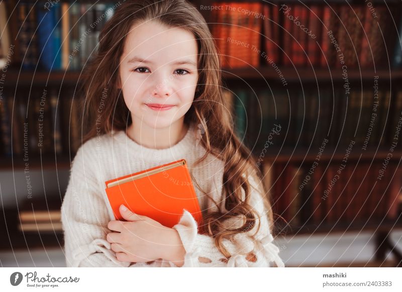 glücklich smart Schulmädchen lesen Bücher Kind Schule Klassenraum Schulkind Kindheit Buch Bibliothek Lächeln klein klug Konzentration Kreativität lernen Mädchen