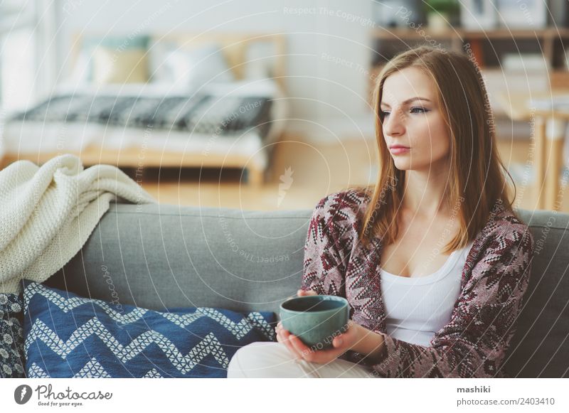 Indoor-Lifestyle-Porträt einer jungen Frau Kaffee Tee Krankheit Leben harmonisch Erholung Erwachsene träumen Traurigkeit natürlich stark Einsamkeit Fürsorge