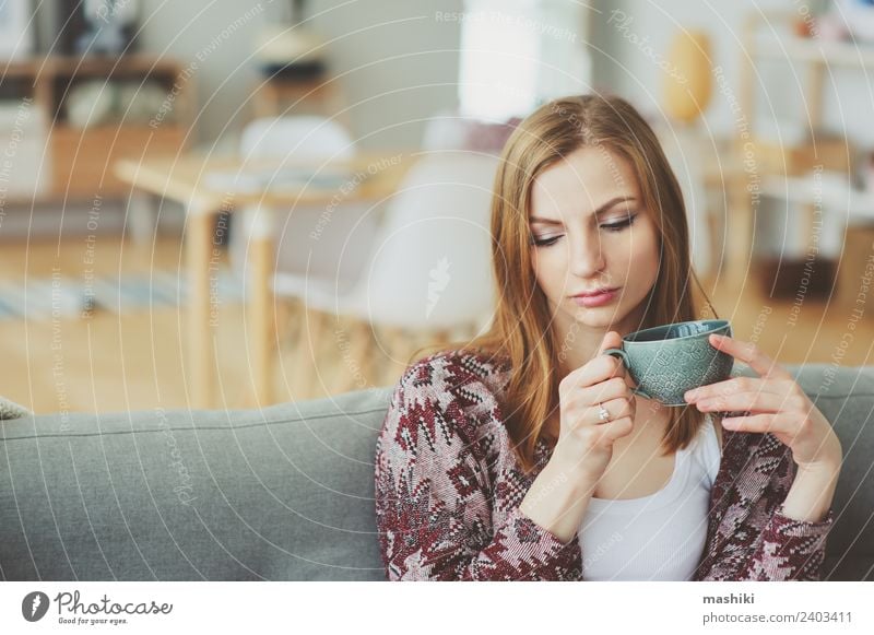 Innenporträt einer jungen nachdenklichen Frau zu Hause Kaffee Tee Lifestyle Krankheit Leben harmonisch Erholung Wohnung Erwachsene träumen Traurigkeit modern
