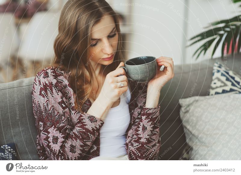 Nahaufnahme Porträt einer jungen nachdenklichen Frau Frühstück Kaffee Tee Lifestyle Krankheit Leben harmonisch Erholung Erwachsene träumen Traurigkeit heiß