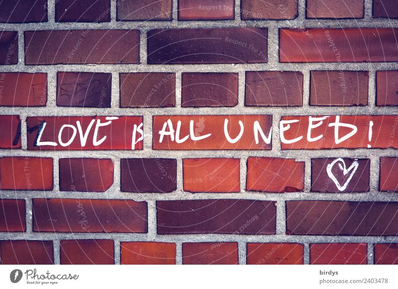 Die Lösung : Love is all u need Mauer Wand Backsteinwand Schriftzeichen Graffiti Herz authentisch Freundlichkeit positiv braun orange rot weiß Lebensfreude