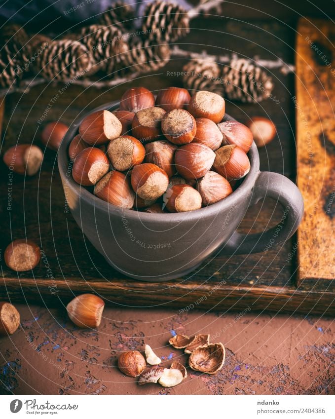 Haselnuss in einer Schale Frucht Ernährung Vegetarische Ernährung Teller Schalen & Schüsseln Holz Essen frisch natürlich oben braun Hintergrund Nut