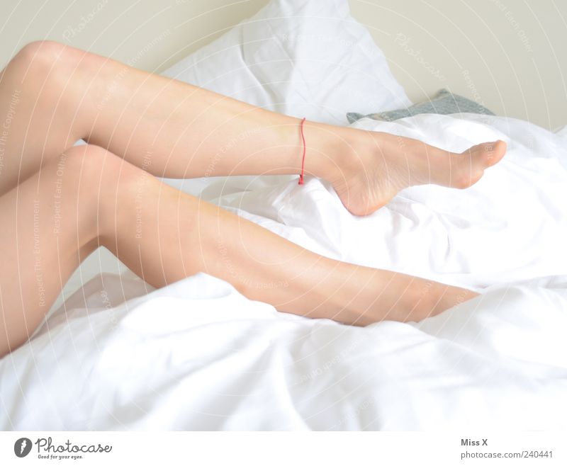nicht flüchtig Erholung ruhig Bett Schlafzimmer Mensch feminin Junge Frau Jugendliche Haut Beine Fuß 1 18-30 Jahre Erwachsene liegen schön seriös Leidenschaft