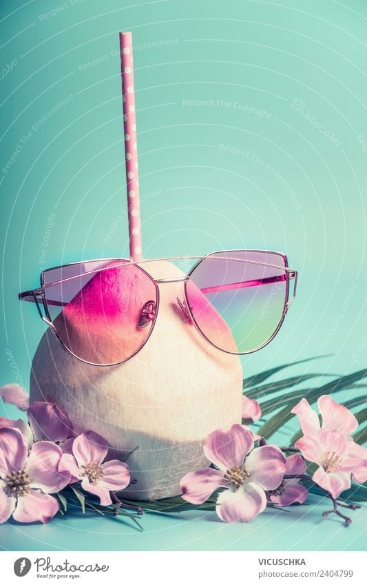 Kokosnuss cocktail mit rosa Sonnenbrille Getränk Erfrischungsgetränk Trinkwasser Limonade Saft Stil Design Freude schön Erholung Ferien & Urlaub & Reisen Sommer
