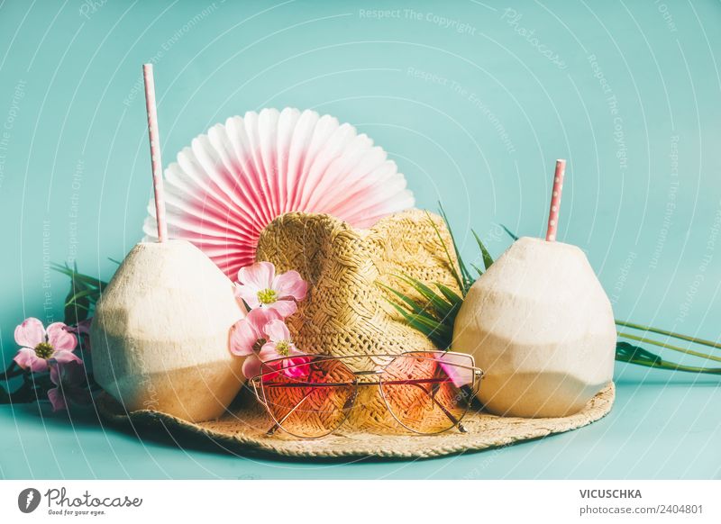 Sommerferien. Strohhut mit Sonnenbrillen und kokosnusswasser Lifestyle Stil Design Erholung Freizeit & Hobby Ferien & Urlaub & Reisen Tourismus Strand Mode