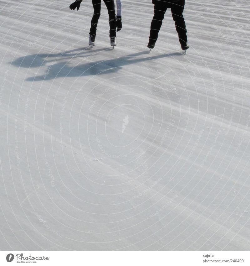 hilfe anbieten Wintersport Schlittschuhlaufen Mensch 2 fahren stehen weiß Eis Eisfläche Linie Schattenspiel Farbfoto Außenaufnahme Textfreiraum unten Tag