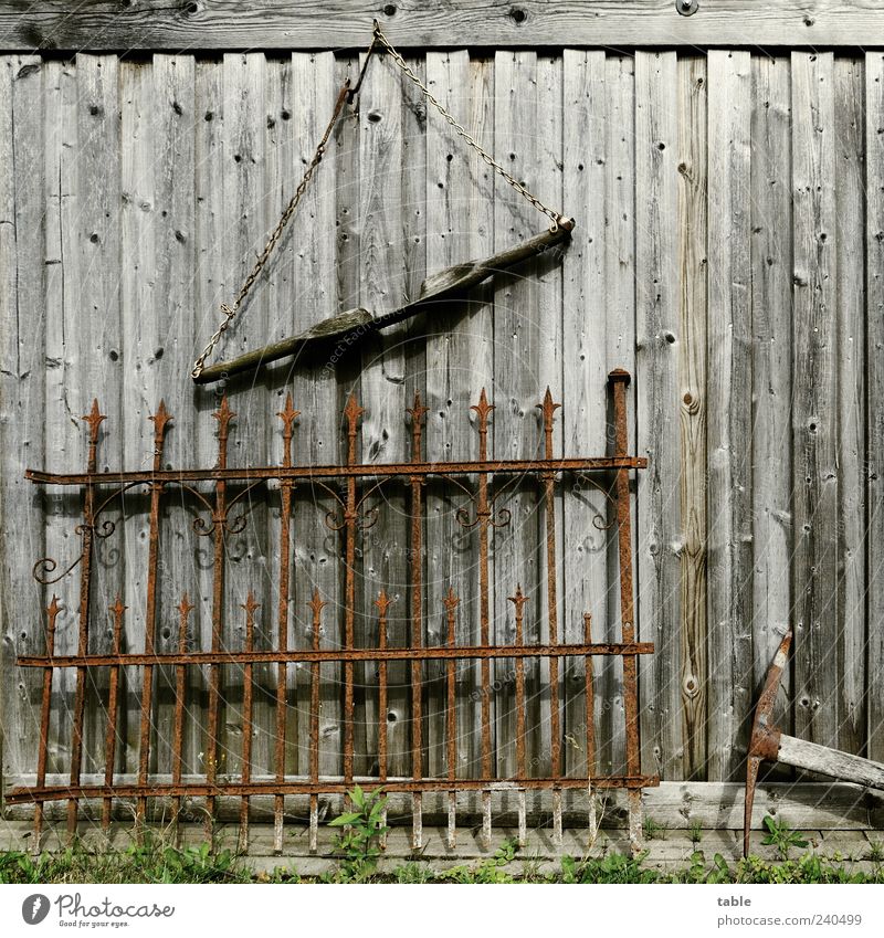 Krempelecke Bauernhof Hacke Hütte Scheune Mauer Wand Holz Metall hängen alt historisch braun grau schwarz ästhetisch Vergänglichkeit Wandel & Veränderung