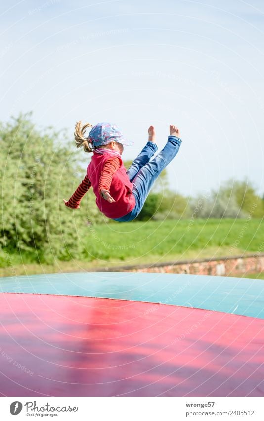 Losgelöst Spielen hüpfen fliegen Mensch feminin Kind Kleinkind Mädchen 1 3-8 Jahre Kindheit springen toben sportlich blau mehrfarbig grün rot Freude Spielplatz