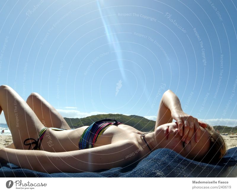 Blendende Hitze II Haut Erholung Ferien & Urlaub & Reisen Sommerurlaub Sonnenbad Strand Junge Frau Jugendliche 1 Mensch 18-30 Jahre Erwachsene Schönes Wetter