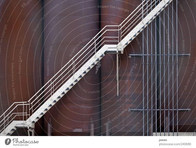Schokoladenfabrik Industrieanlage Treppe Metall Stahl alt groß oben mehrfarbig weiß Silo Stahltreppe Treppengeländer steil Rost Farbfoto Außenaufnahme