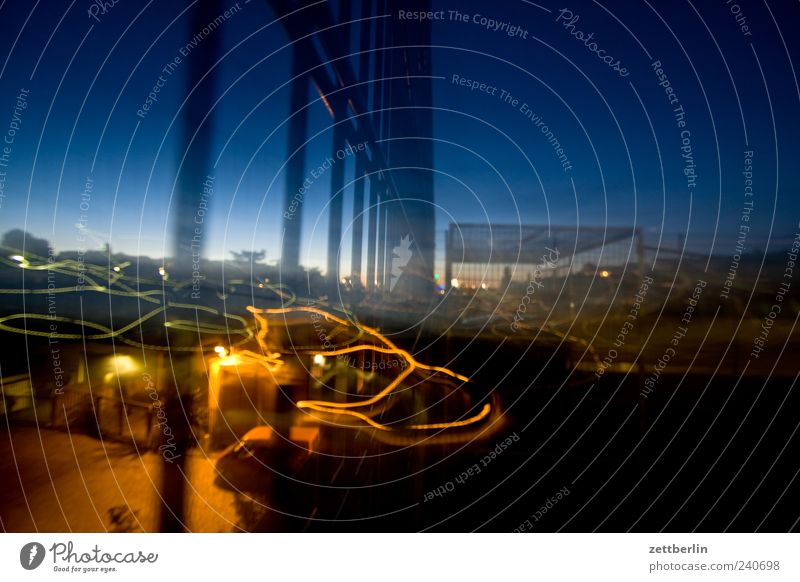 Sommernacht Haus Stadt Stadtzentrum Skyline Hochhaus Industrieanlage Bauwerk Gebäude Architektur Mauer Wand trendy Berlin Gitter Nacht Himmel Nachthimmel