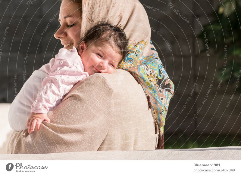 Muslimische Mutter umarmte ein neugeborenes Baby im Freien. Lifestyle schön Krankenpflege Wellness Leben Erholung Kindererziehung Mensch feminin Frau Erwachsene