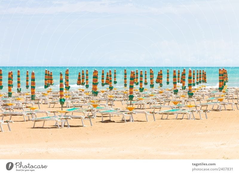 Vieste, Italien - Sonnenschirme am sauberen Strand von Vieste Apulien Küste grün Horizont Idylle erleuchten Beleuchtung Illumination Landschaft Mittelmeer Natur