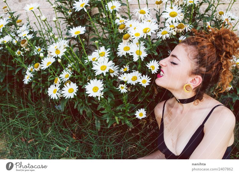 Junge Frau wütend in einem Garten voller Gänseblümchen Lifestyle Stil Design schön Freizeit & Hobby Mensch feminin Jugendliche 1 18-30 Jahre Erwachsene Umwelt