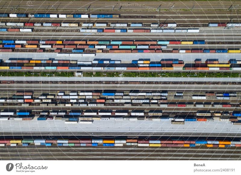 Güterzüge und Container auf Gleisen von oben Wirtschaft Handel Business Verkehr Verkehrsmittel Verkehrswege Güterverkehr & Logistik Bahnfahren Lastwagen