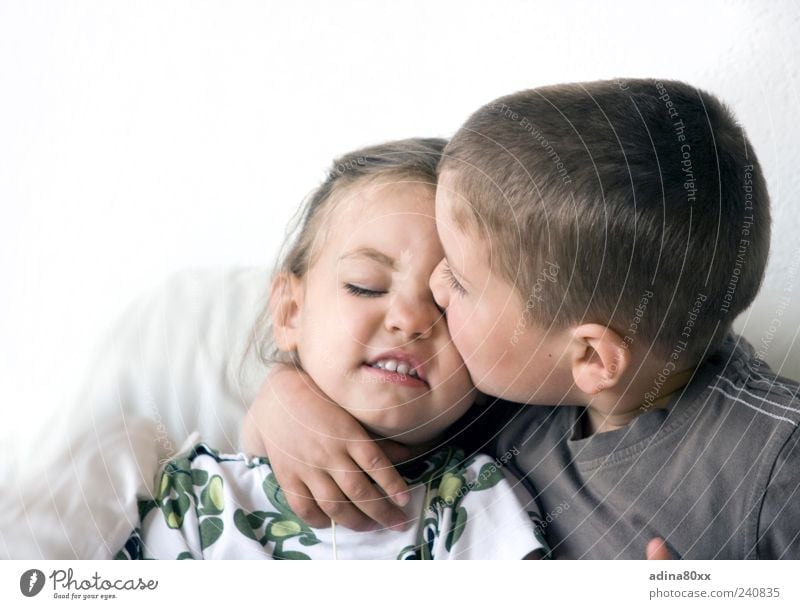 Geschwister, Kuss Kindererziehung Bildung Mädchen Junge Bruder Schwester Familie & Verwandtschaft Freundschaft Paar Leben Küssen träumen Umarmen Zusammensein