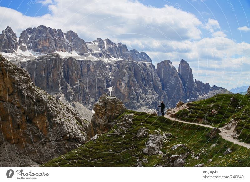 pathfinder Ferien & Urlaub & Reisen Tourismus Berge u. Gebirge wandern 1 Mensch Natur Landschaft Wolken Felsen Alpen Gipfel Schneebedeckte Gipfel blau grau grün
