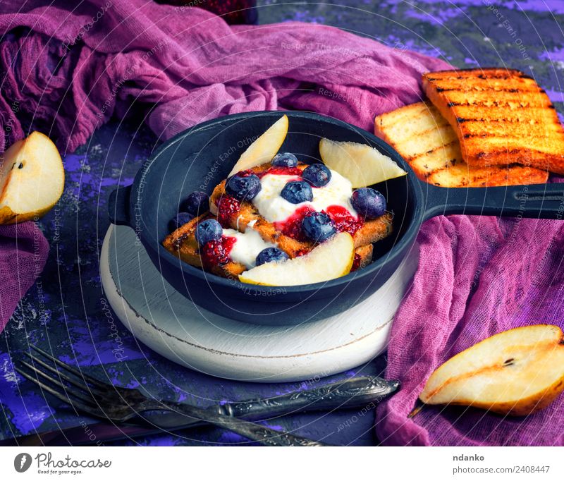 Französischer Toast mit Beeren Frucht Brot Dessert Süßwaren Frühstück Mittagessen Pfanne Gabel Tisch frisch lecker weiß Zuprosten Sahne Lebensmittel Hintergrund