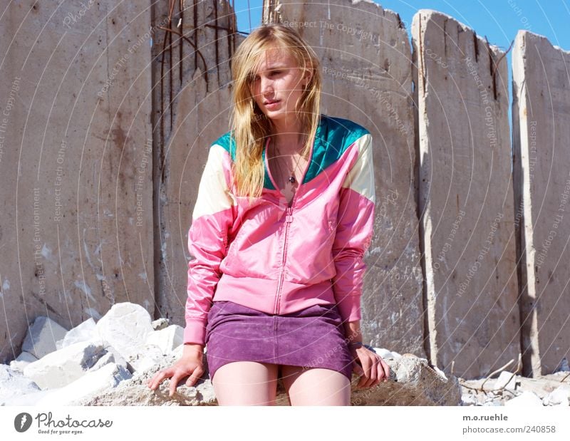 WorldEndParty/10 (Soldaten nahezu ganze Armeen) Stil feminin Junge Frau Jugendliche Beine Müllhalde Rock Jacke blond Gefühle Stimmung Begierde Traurigkeit