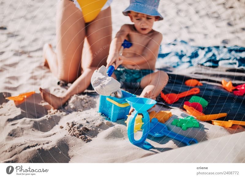 kleiner kaukasischer Junge spielt im Sand am Strand. Lifestyle Freude Glück Spielen Ferien & Urlaub & Reisen Sommer Sonne Meer Kind Mensch Kindheit Natur