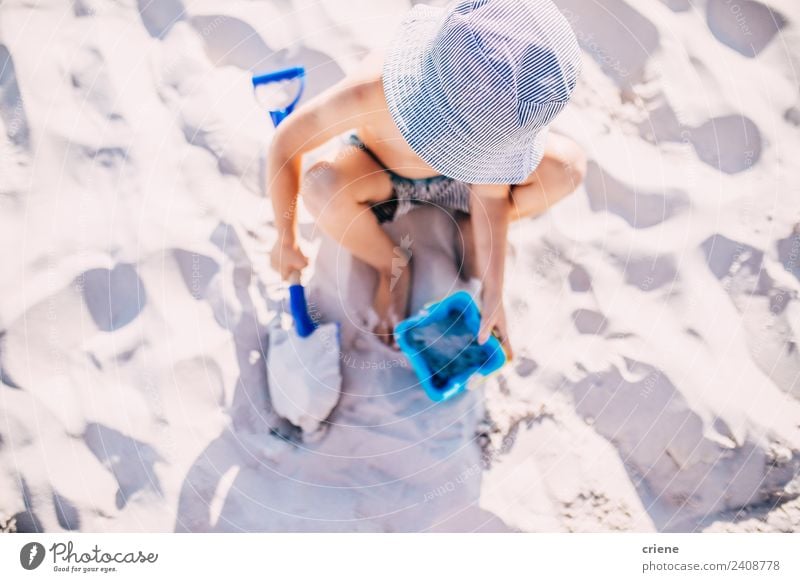 kleiner kaukasischer Junge spielt im Sand mit seiner Schaufel. Freude Glück schön Freizeit & Hobby Spielen Ferien & Urlaub & Reisen Sommer Sonne Strand Kind