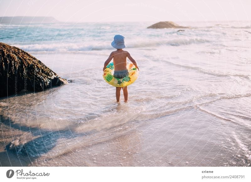 kleiner kaukasischer Junge am Strand mit seinem aufblasbaren Ring Freude Glück schön Freizeit & Hobby Spielen Ferien & Urlaub & Reisen Sommer Sonne Meer Kind