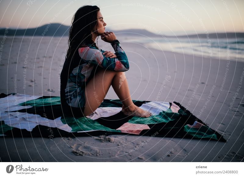 Kaukasische Frau im Neoprenanzug auf Handtuch am Strand sitzend Lifestyle schön Körper Erholung Freizeit & Hobby Ferien & Urlaub & Reisen Sommer Meer Mensch