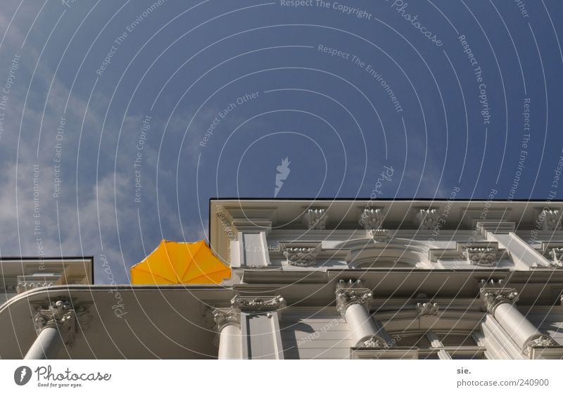 abgeschirmt Lifestyle Ferne Freiheit Städtereise Sommer Haus Himmel Wetter Schönes Wetter Architektur Balkon ästhetisch frei Fröhlichkeit hoch oben Optimismus