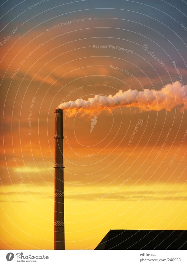 Rauchender Schornstein - Hans Dampf im Gegenwind Energiewirtschaft Heizkraftwerk Umwelt Himmel Klima Klimawandel Wind Chemnitz Dach hoch gelb rot