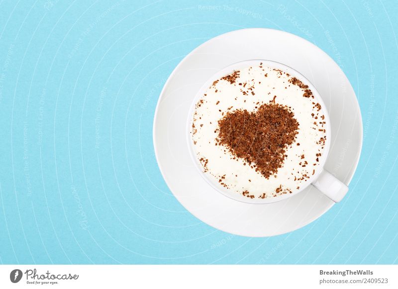 Nahaufnahme Tasse Cappuccino auf blauem Hintergrund Frühstück Getränk Heißgetränk Kakao Kaffee Latte Macchiato Becher Herz weiß Freude Farbe Untertasse