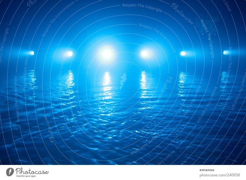 Blaulicht Wellen Schwimmbad Wasser blau Bewegung Wasseroberfläche Lampe Beleuchtung Lichtschein Farbfoto Innenaufnahme Detailaufnahme Experiment abstrakt