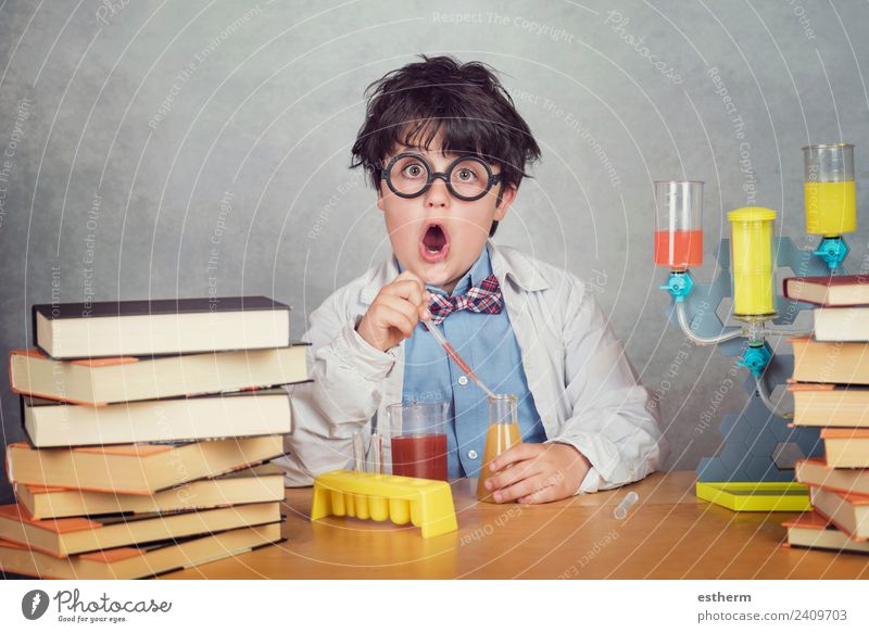 Junge macht wissenschaftliche Experimente in einem Labor. Lifestyle Bildung Wissenschaften Schule lernen Schulkind Mensch maskulin Kind Kleinkind Kindheit 1