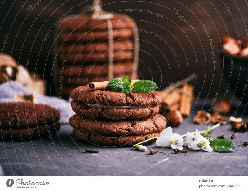runde Schokoladenplätzchen Dessert Süßwaren Ernährung Blume dunkel lecker braun schwarz Keks Hintergrund Lebensmittel Stapel süß backen Biskuit Feiertag