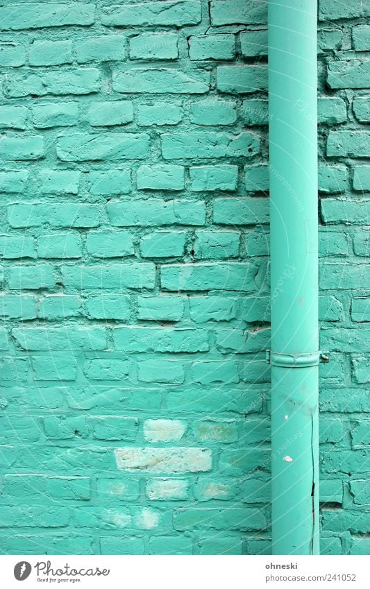 Farbig Haus Bauwerk Gebäude Architektur Mauer Wand Fassade Röhren Regenrinne Stein Backstein grün türkis Farbfoto Außenaufnahme Strukturen & Formen Menschenleer