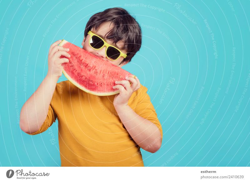 Glückliches Kind mit Sonnenbrille isst Wassermelone Lebensmittel Frucht Dessert Ernährung Essen Bioprodukte Lifestyle Freude Mensch maskulin Kleinkind Junge