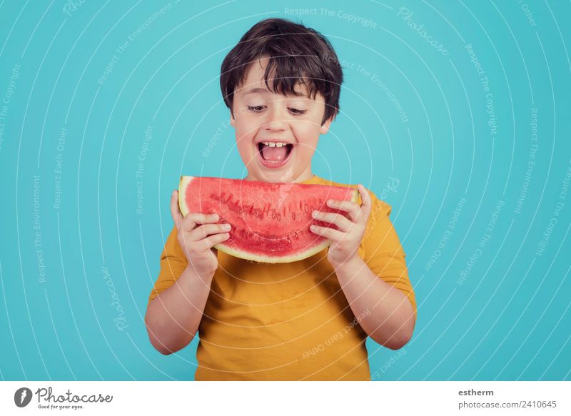 Glückliches Kind isst Wassermelone Lebensmittel Frucht Dessert Ernährung Essen Mittagessen Bioprodukte Lifestyle Freude Wellness Mensch maskulin Kleinkind Junge