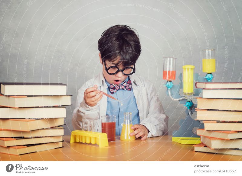 Junge macht wissenschaftliche Experimente in einem Labor. Lifestyle Bildung Wissenschaften Schule lernen Schüler Mensch maskulin Kind Kleinkind Kindheit 1
