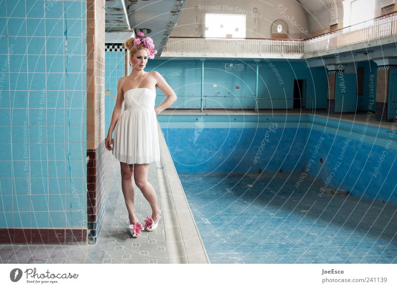 #241139 Lifestyle elegant Stil schön Frau Erwachsene Veranstaltung Schwimmbad Architektur Mode Kleid Accessoire Haare & Frisuren blond beobachten Erholung