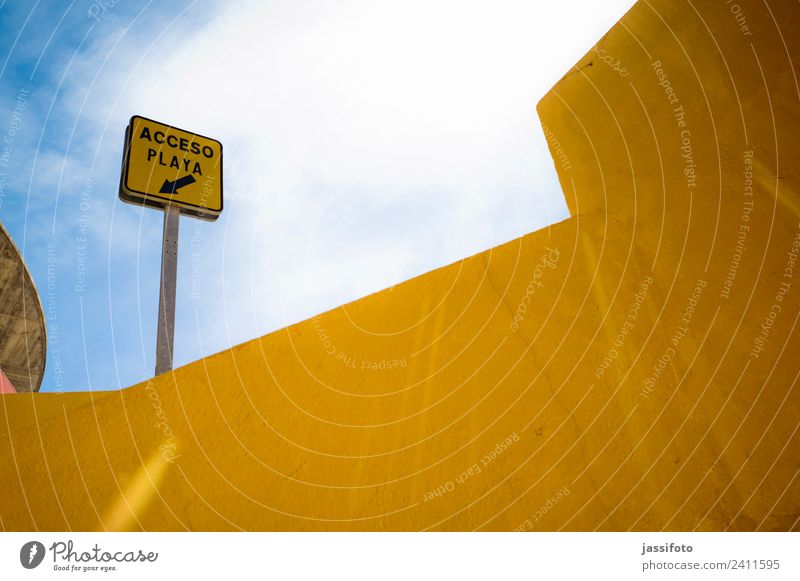 Acceso Playa Strand Spanien Bauwerk Architektur Mauer Wand maritim trist gelb Erholung Ferien & Urlaub & Reisen Freizeit & Hobby Hoffnung Surrealismus Betonwand