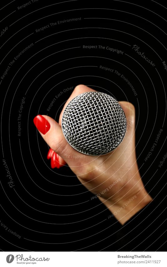 Damenhandmikrofon auf schwarzem Hintergrund Mensch Junge Frau Jugendliche Erwachsene Hand 1 Musik Konzert Bühne Sänger Musiker Schallplatte Medien Fernsehen rot