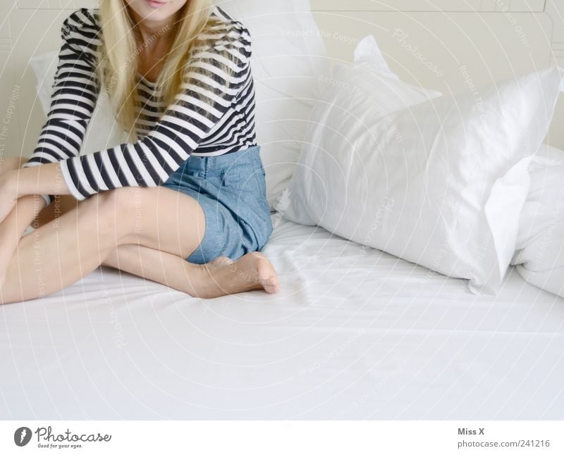 bequem Bett Schlafzimmer Mensch feminin Junge Frau Jugendliche Beine 1 18-30 Jahre Erwachsene Bekleidung Rock Haare & Frisuren blond sitzen hell schön weiß