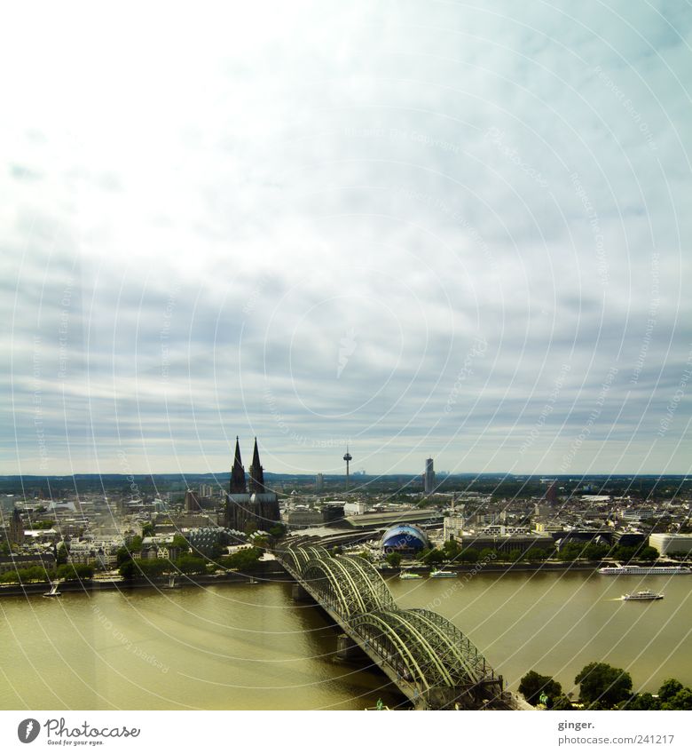 CCAA Köln Stadt Haus Bauwerk Gebäude blau Colonius - Fernsehturm Dom Kölner Dom Himmel Wolken bedeckt Brücke Hohenzollernbrücke Kölnturm Rhein hoch oben