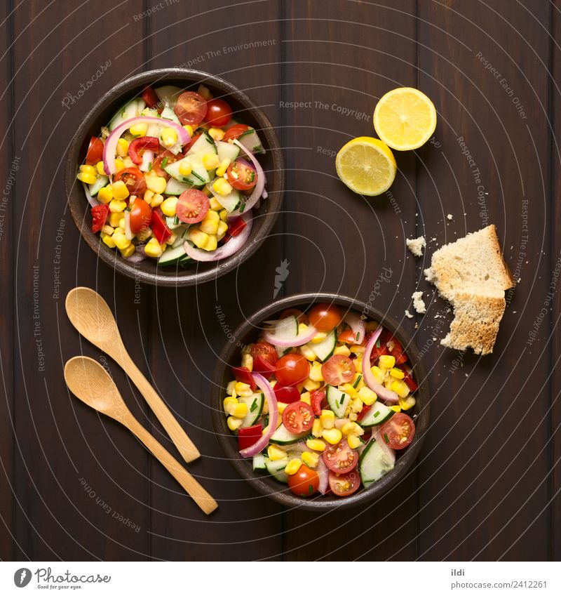 Frischer Gemüsesalat Vegetarische Ernährung frisch Gesundheit Salatbeilage Lebensmittel Amuse-Gueule Snack Mais Salatgurke Tomate Zwiebel Paprika Schnittlauch