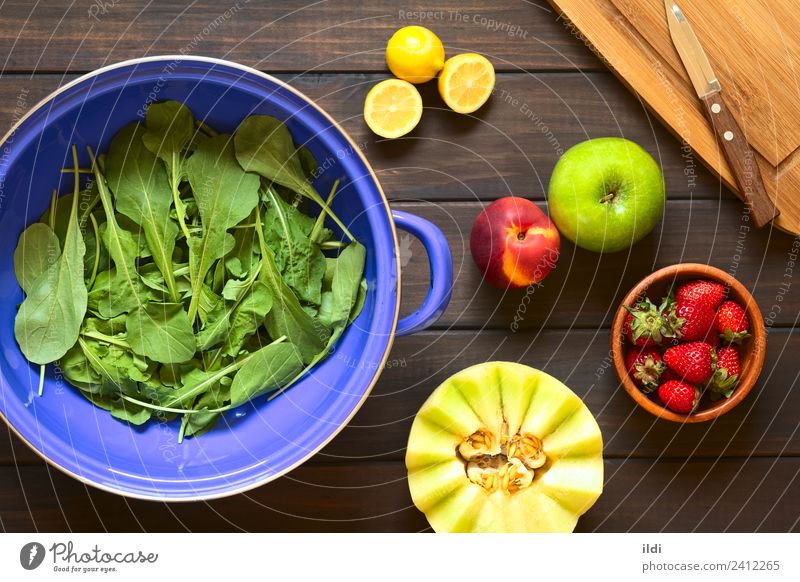 Rucola und Früchte Gemüse Frucht frisch Salatbeilage Rakete Rukoli Rugula Colewort Eruca Sativa Lebensmittel Zutaten Gesundheit Essen zubereiten Sieb Zitrone
