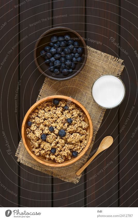 Frühstücksflocken mit Heidelbeeren und Milch Frucht frisch Lebensmittel Müsli Haferflocken gerollt Beeren Blaubeeren trocknen süß gesüßt Gesundheit Mahlzeit